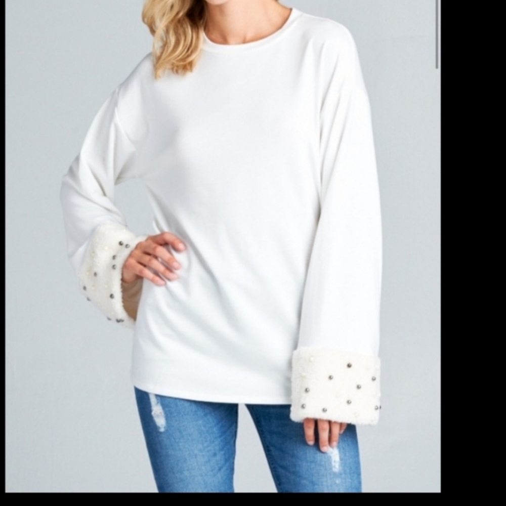 NWT Ivory Faux Fur and Pearls Sweatshirt Top. Women's Large